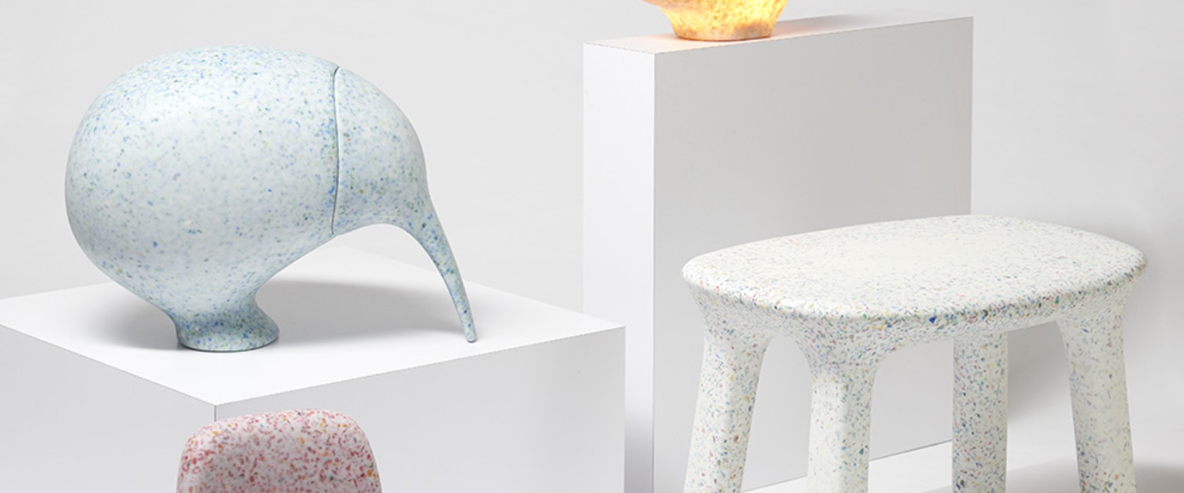 Designobjecten van gerecycled kunststof: kiwi-vogel, krukje en stoeltjes van ecoBirdy