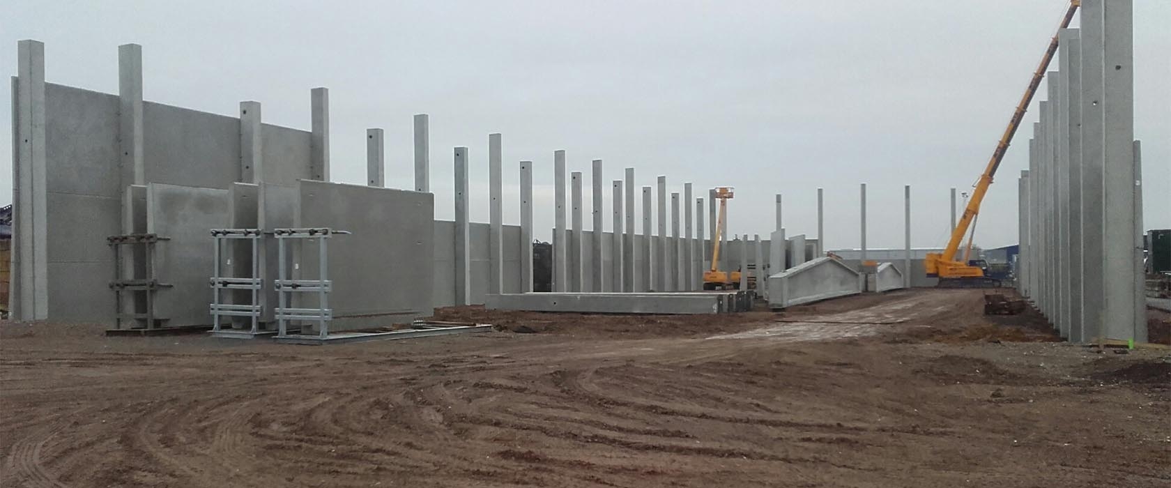 Betonnen wanden en kolommen van de nieuwe hal in Lanaken in aanbouw