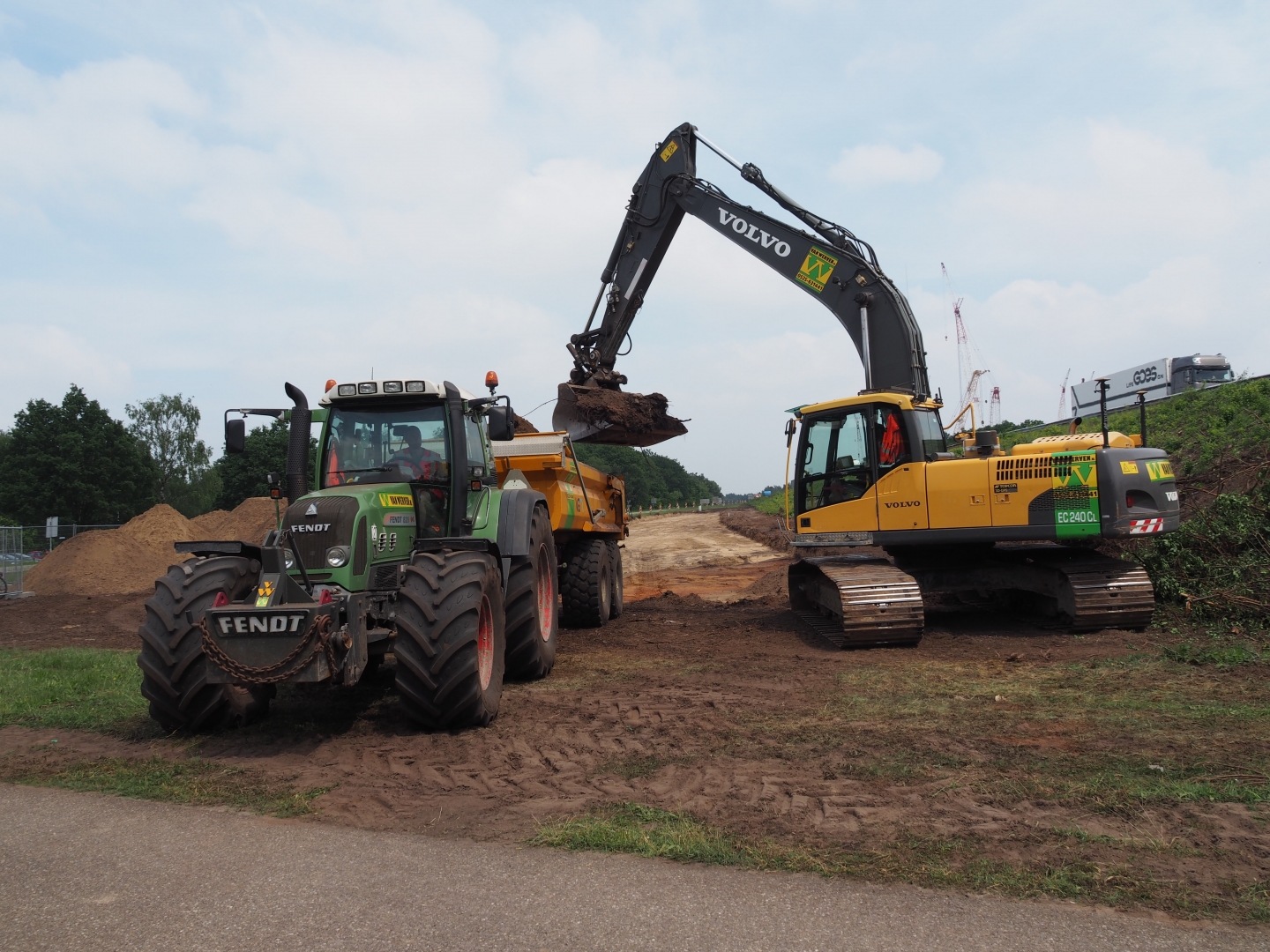 Graafmachines en dumpers voeren het grondwerk uit voor de nieuwe aansluiting bij 't Harde
