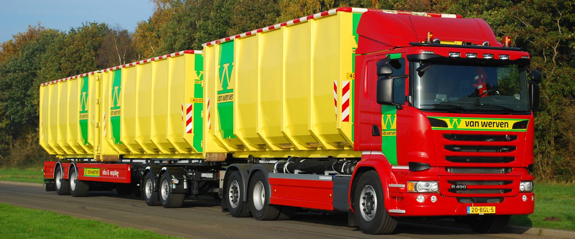 Vrachtwagencombinatie van Van Werven met twee gele afzetcontainers onderweg