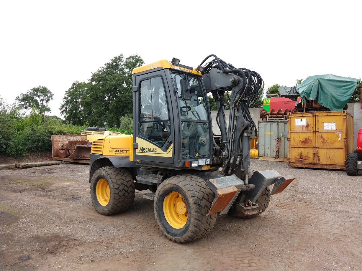 Mecalac 12MXT mobiele graafmachine op het buitenterrein