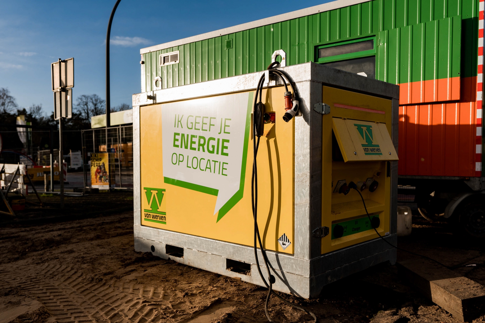 Accubox van Van Werven met de tekst Ik geef je energie op locatie op de bouwplaats