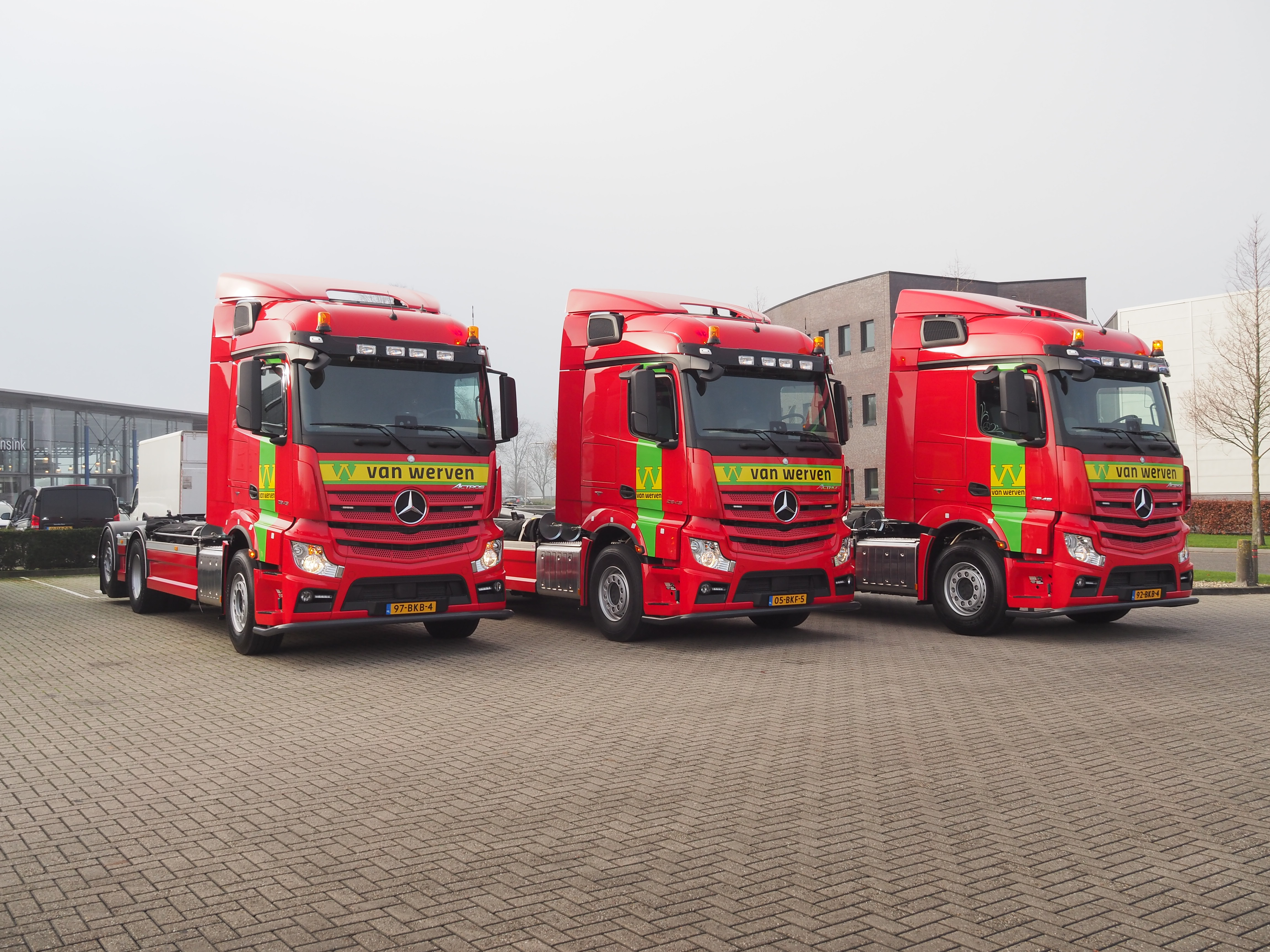 De drie nieuwe Mercedes Actros-trekkers naast elkaar op het parkeerterrein