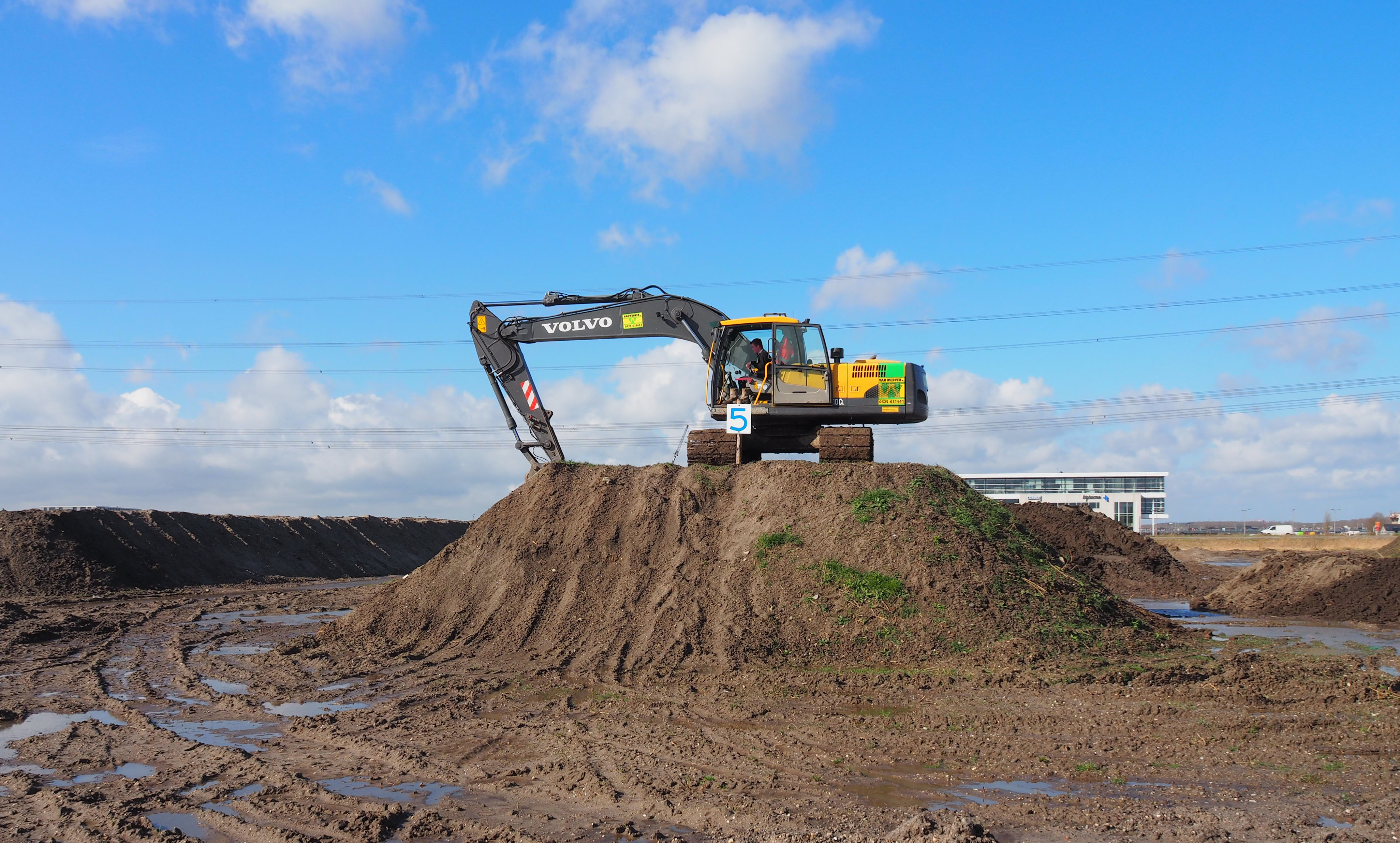 Rupskraan van Van Werven op een grondheuvel van het oefenterrein
