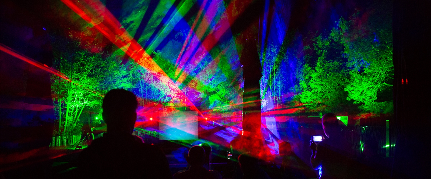Lasershow tussen de bomen tijdens het pensioenfeest