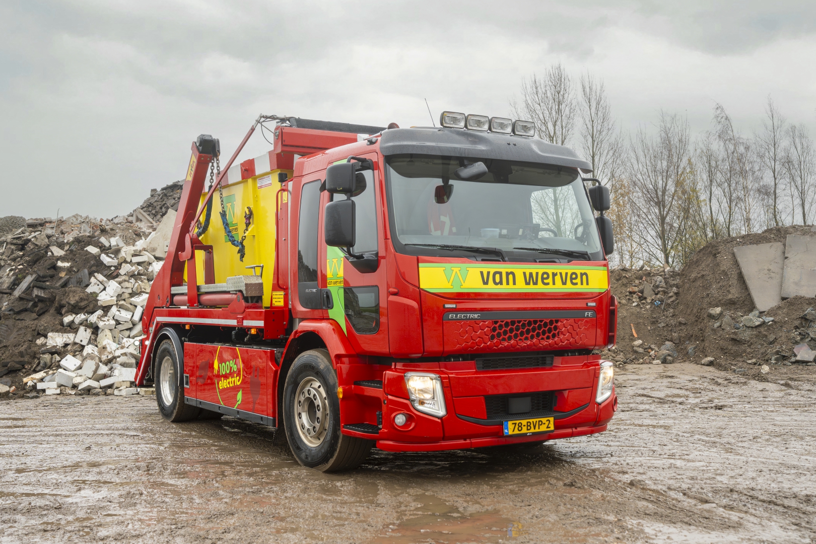 Elektrische portaalarmauto van Van Werven op een recyclinglocatie