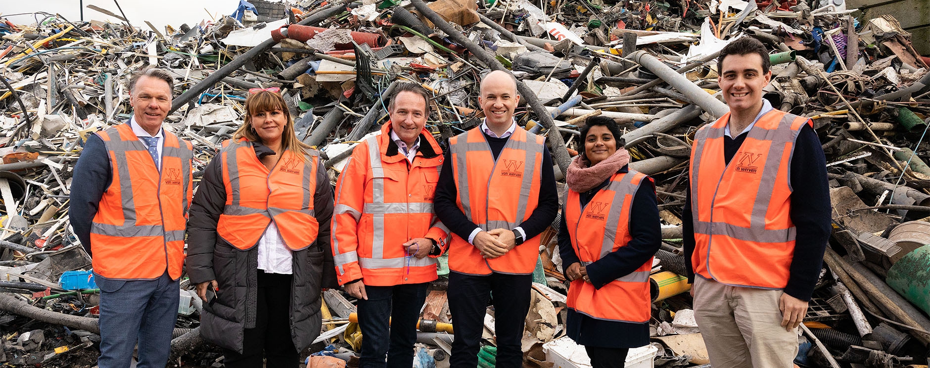 De Australische delegatie in veiligheidshesjes voor een berg ingezameld hard kunststof