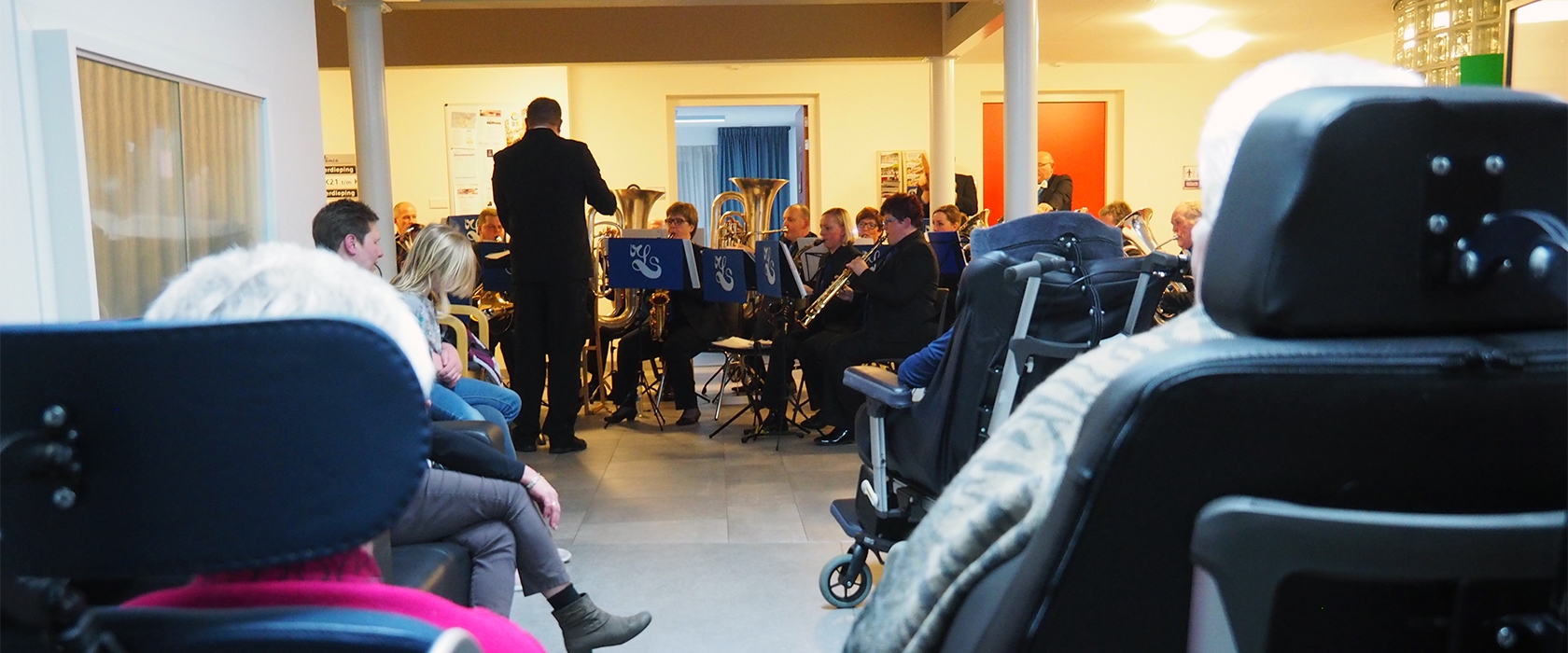 De vLS-fanfare speelt voor bewoners van zorglocatie De Voord in Elburg