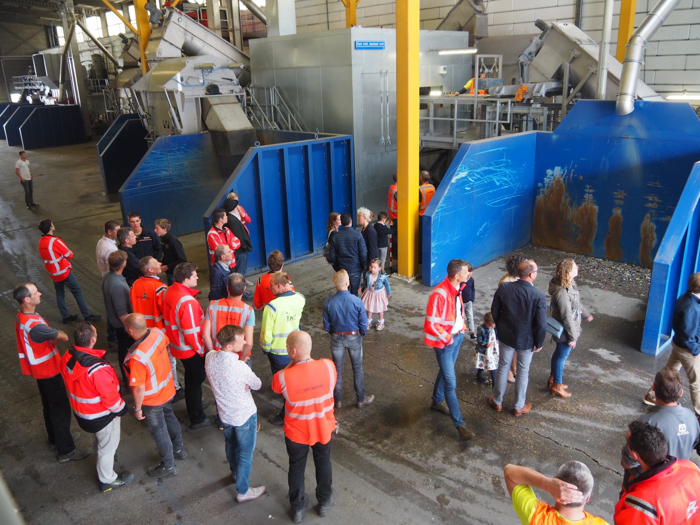 Bezoekers bekijken de nieuwe vijfde recyclinglijn in de hal in Biddinghuizen