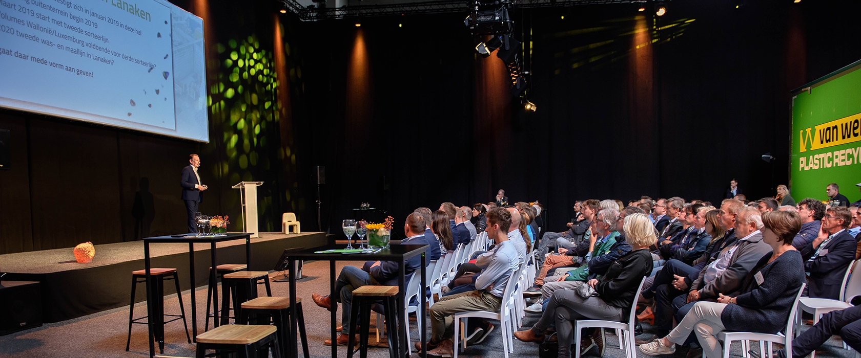 Presentatie over de vestiging Lanaken voor een volle zaal genodigden