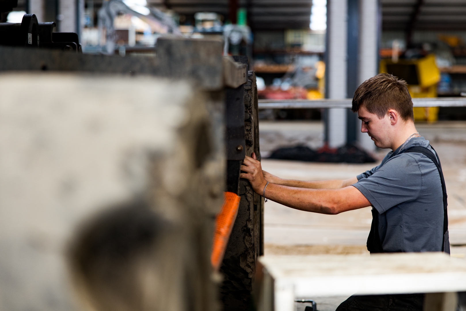 Jonge monteur aan het werk in de werkplaats van Van Werven