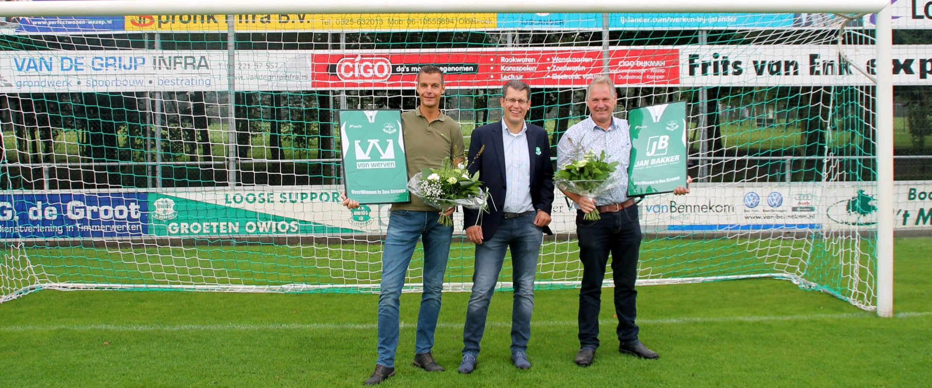 Van Werven en Jan Bakker ontvangen bloemen en ingelijste OWIOS-shirts bij het doel