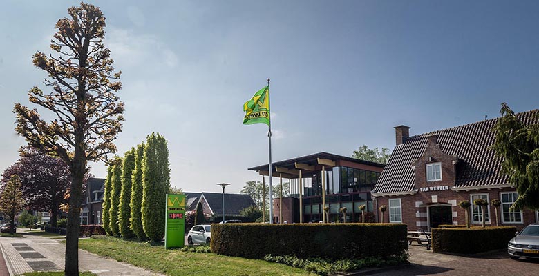 Het hoofdkantoor van Van Werven in Oldebroek met wapperende bedrijfsvlag