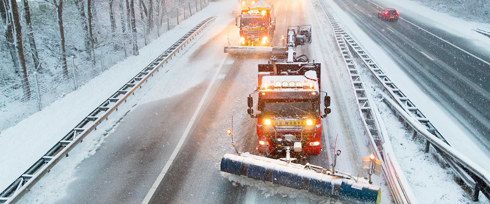 Sneeuwschuivers van Van Werven schuiven de besneeuwde snelweg schoon