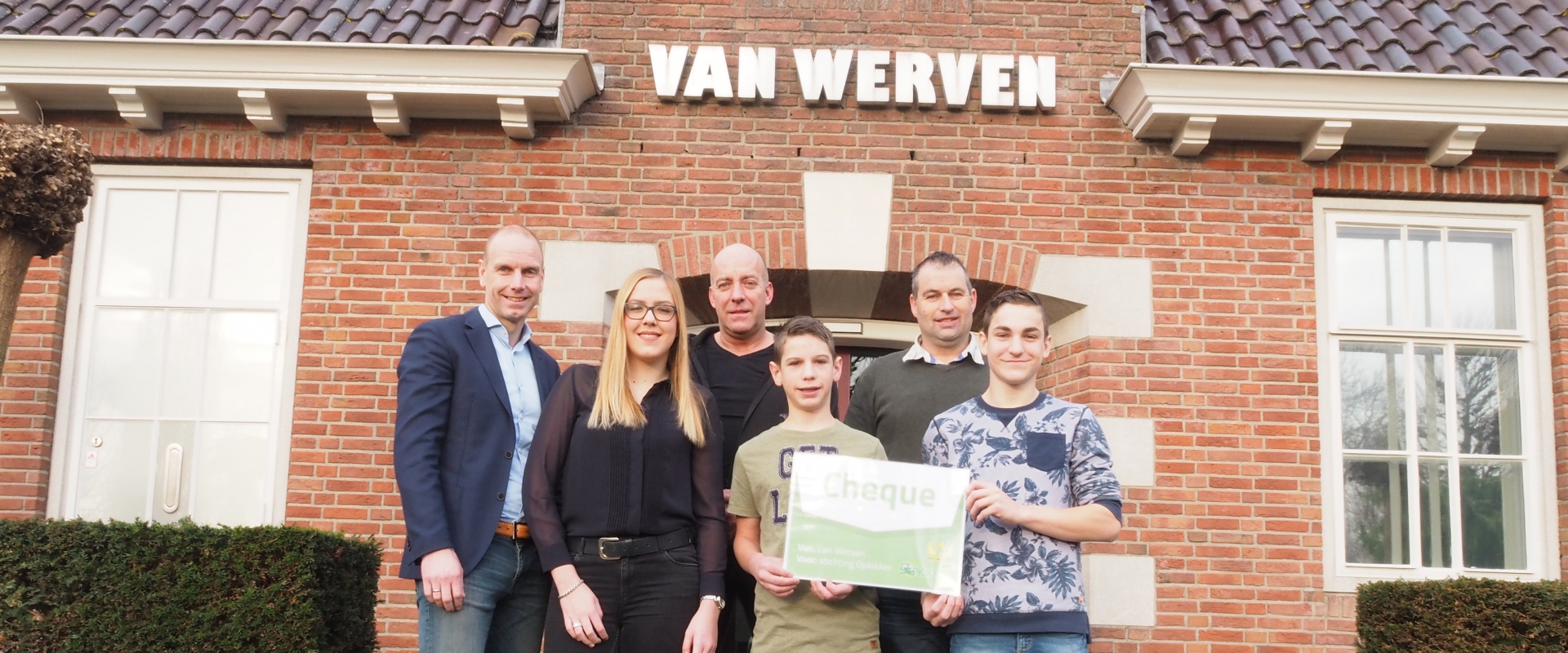 Cheque-overhandiging aan de goede doelen voor het Van Werven-kantoor
