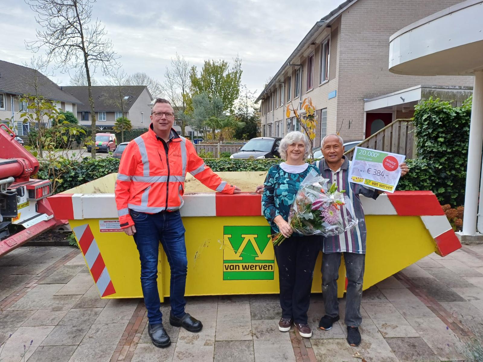 Tweeluik: medewerkers in oranje werkkleding met bloemen bij de container, en de klant met een bon en cadeau naast de gele container