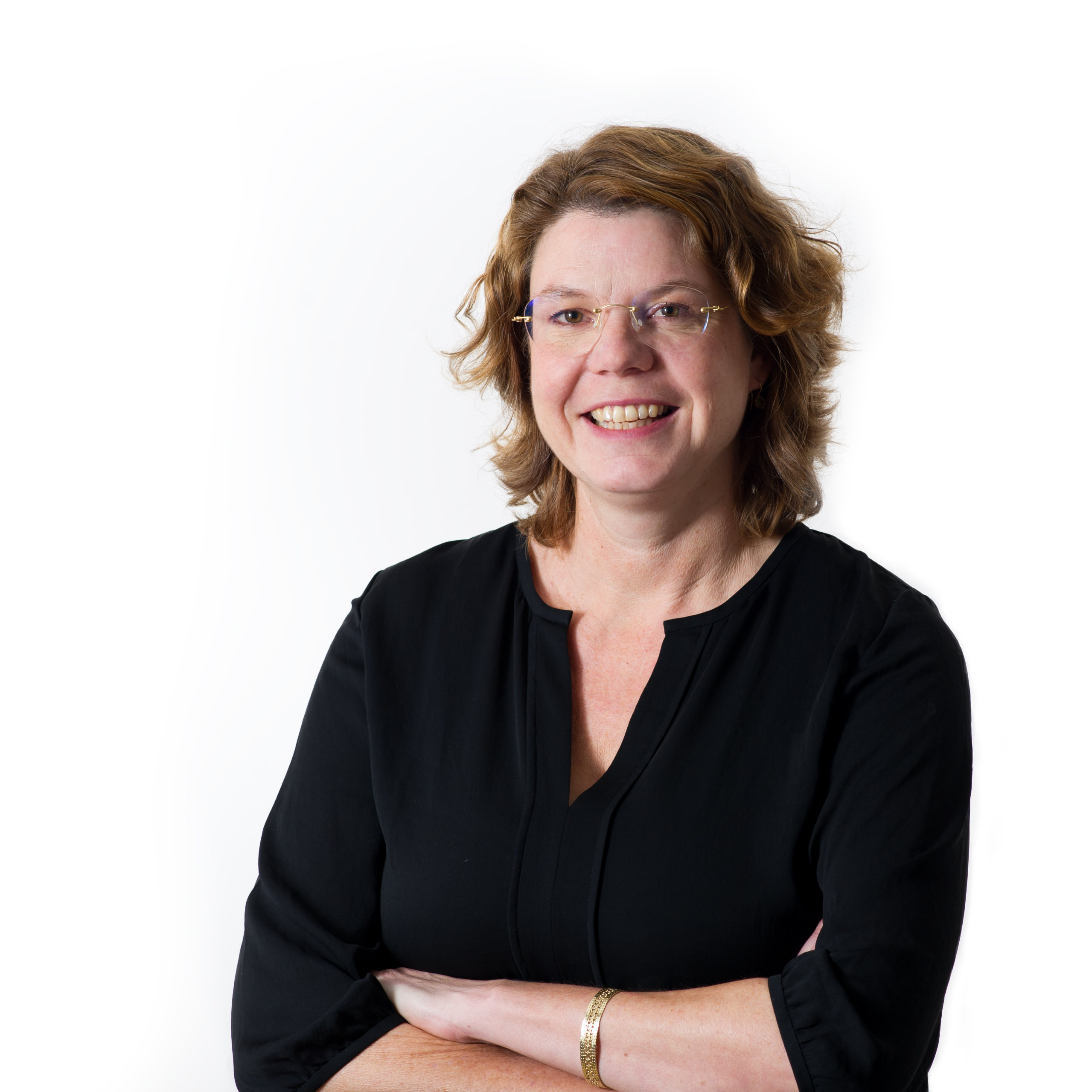 Portretfoto van een glimlachende vrouw in zwarte blouse met bril