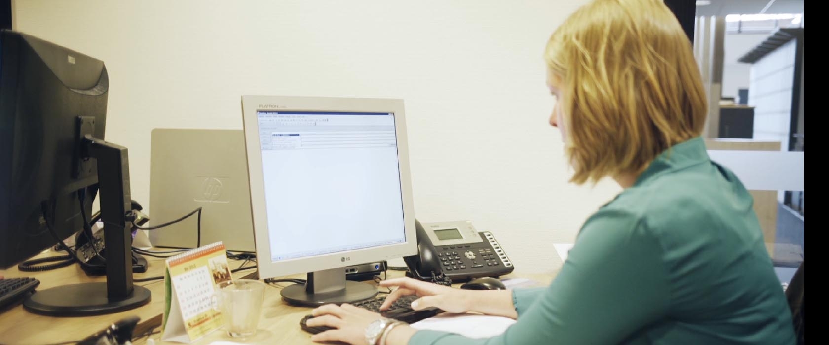 HR-medewerker aan het werk achter haar beeldscherm op kantoor