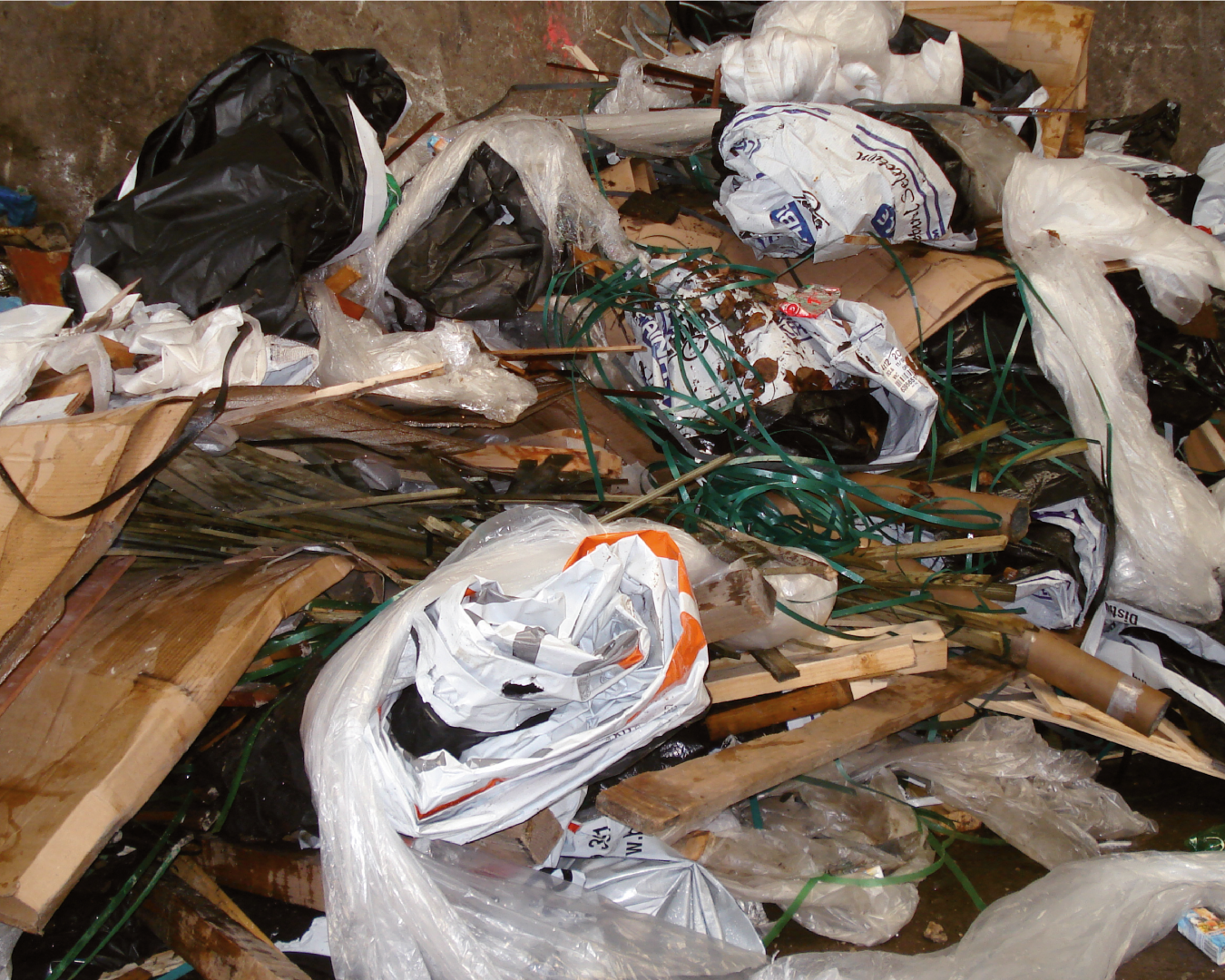 Gemengd bedrijfsafval met plastic folie, verpakkingen en hout