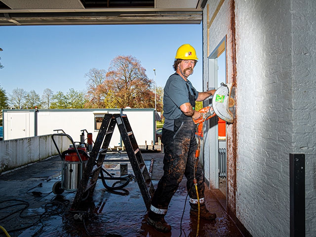 Uitgestript interieur van een pand tijdens een renovatiesloop, met de draagconstructie intact