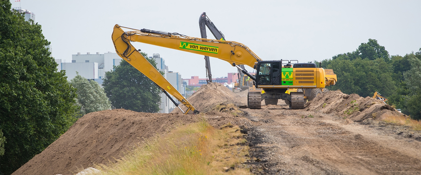 Rupskranen met lange giek verzetten grond langs het Kamperlijn-tracé