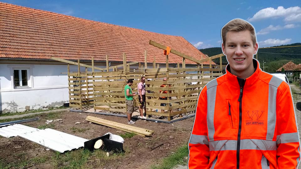 Fotomontage: een jonge medewerker in oranje Van Werven-jas voor een foto van vrijwilligers die in Roemenië een houten bouwwerk optrekken