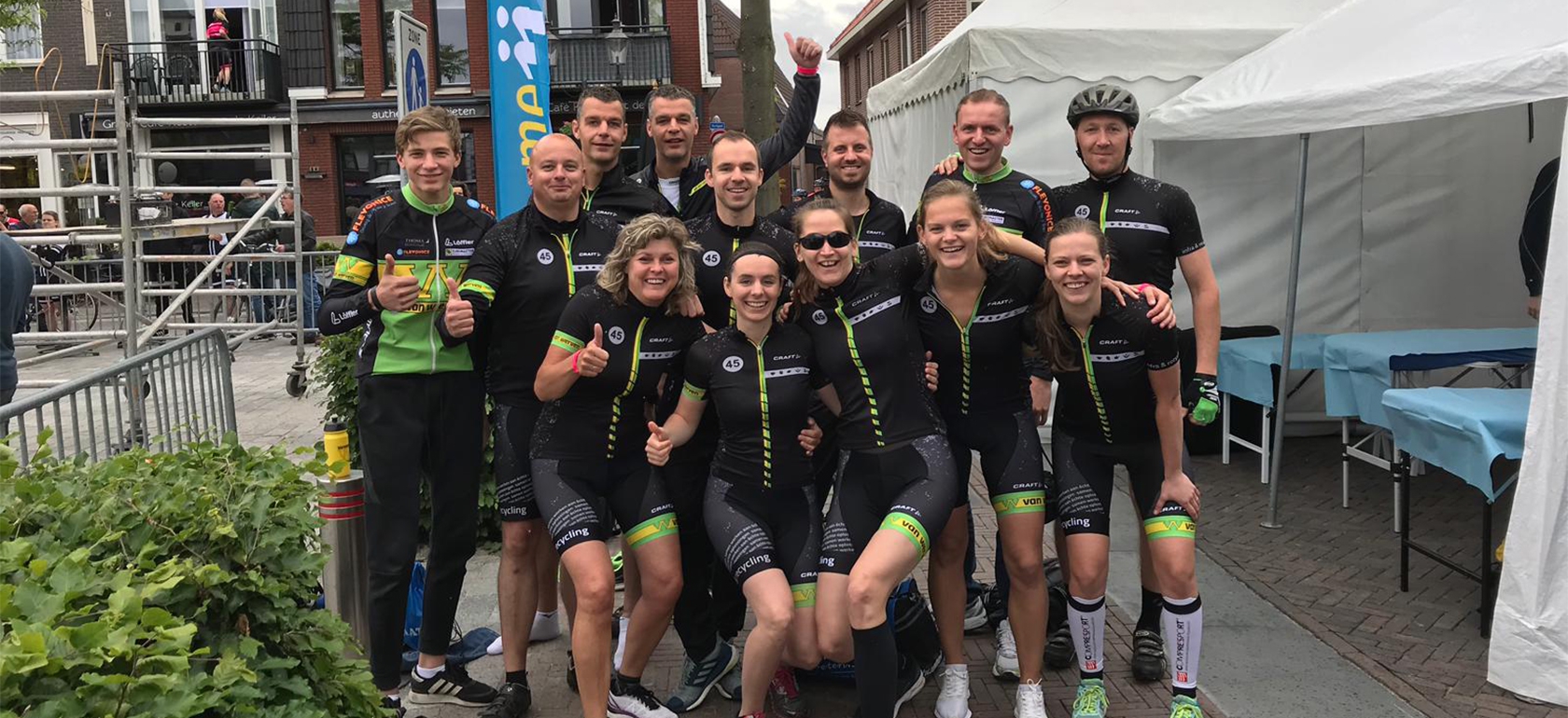 Het Van Werven wielerteam poseert na een toertocht