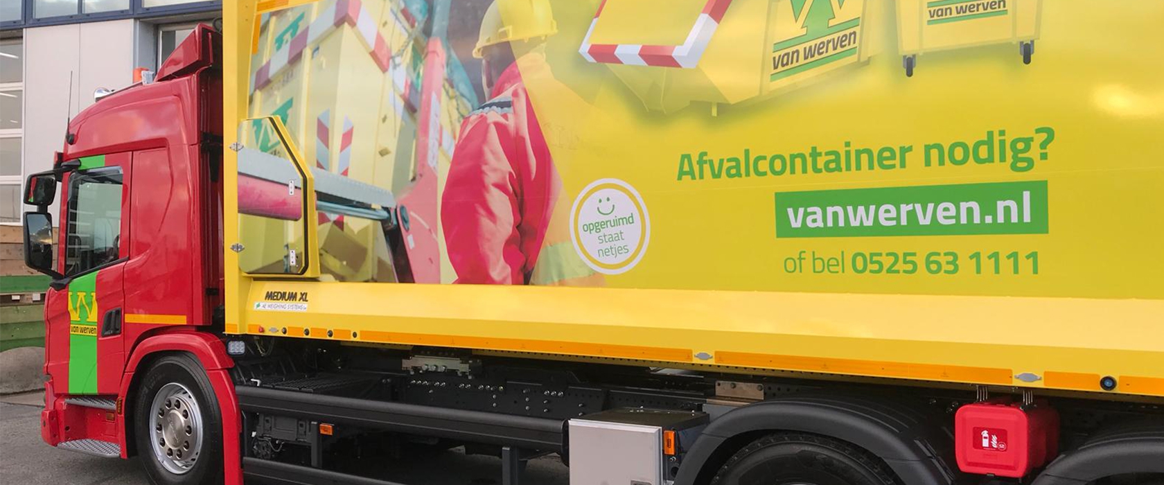Nieuwe kraakperswagen met het opschrift “Afvalcontainer nodig? vanwerven.nl”