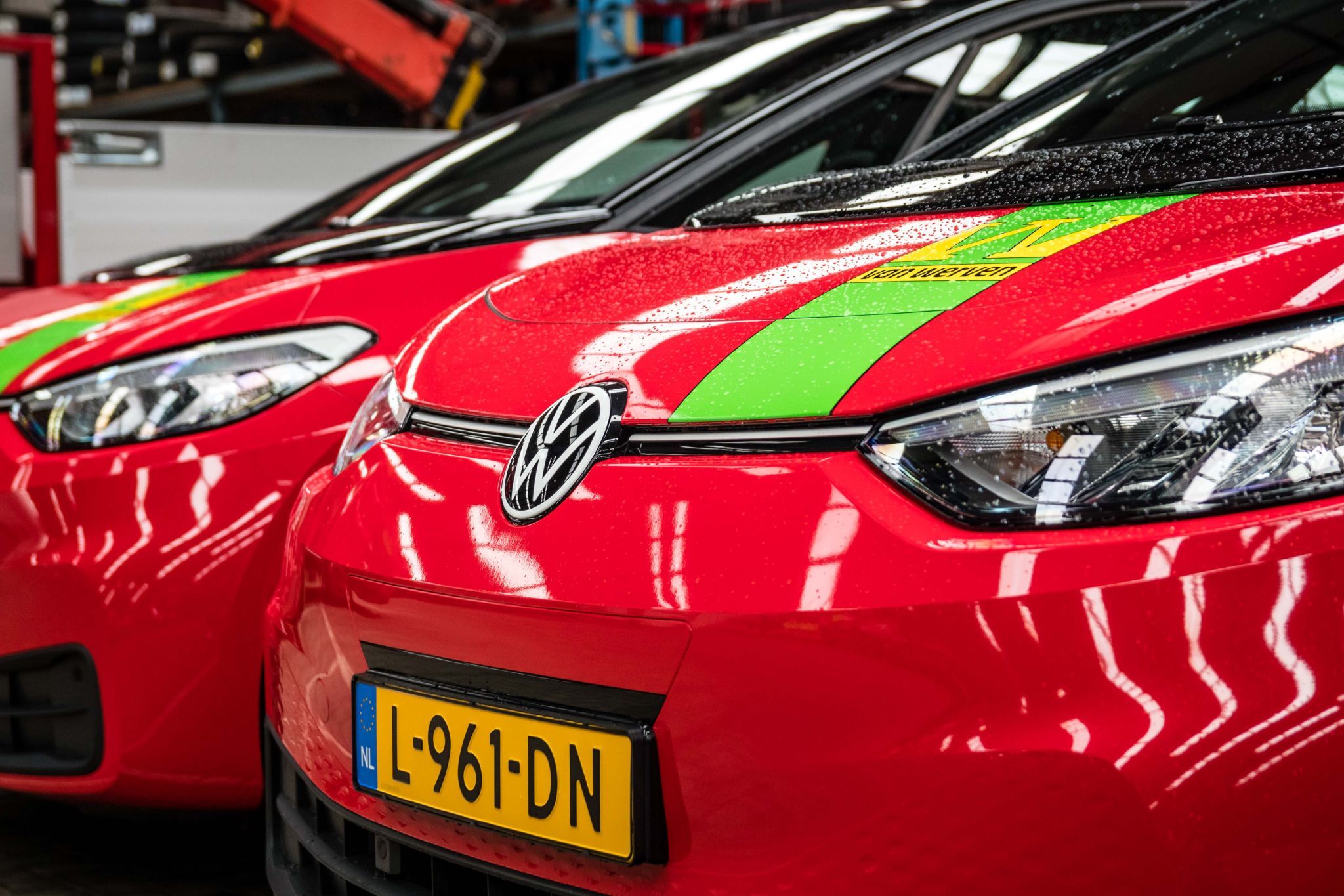 Close-up van de neus van twee rode Volkswagen ID.3's met Van Werven-striping op de motorkap