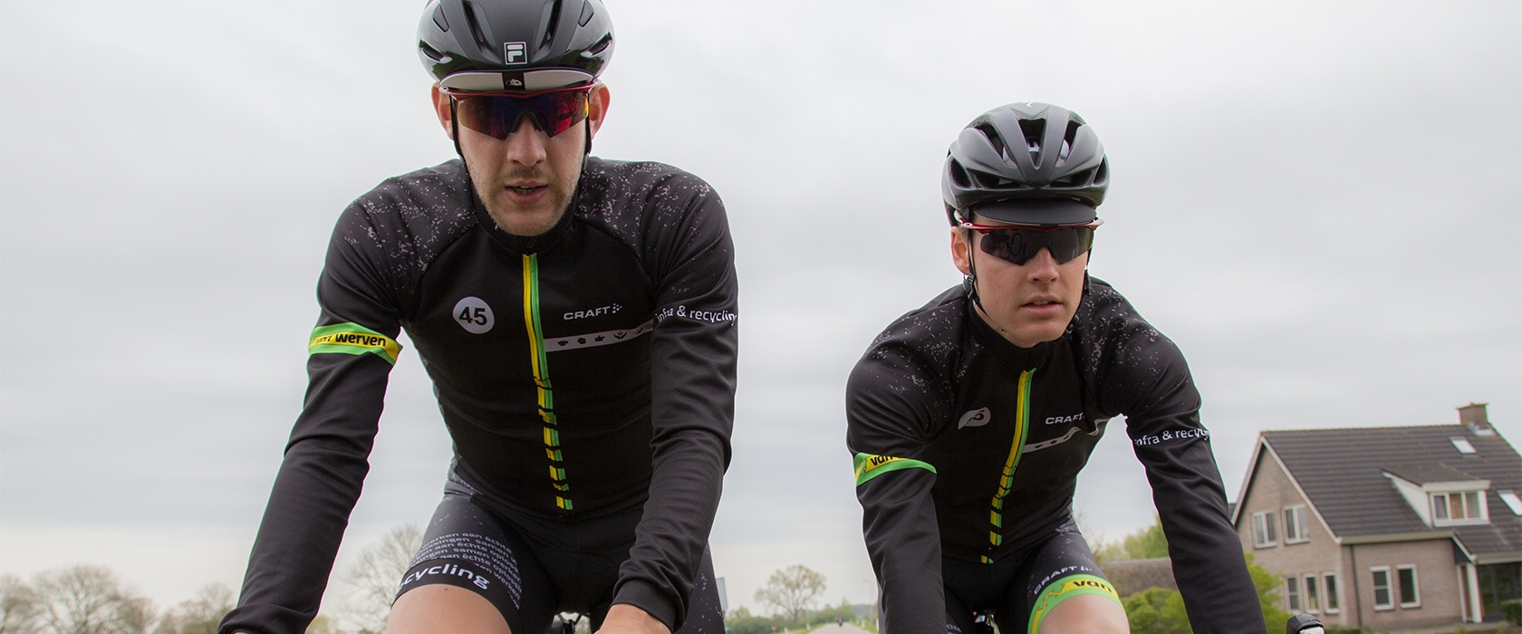 Twee wielrenners in de Van Werven-sportkleding onderweg