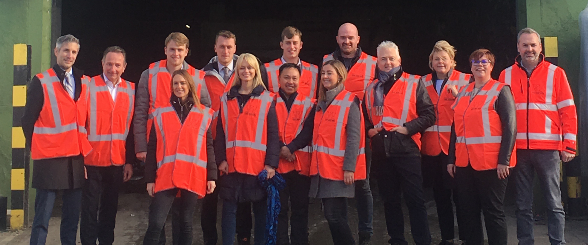 De delegatie in veiligheidshesjes op bezoek bij de vestiging, ter gelegenheid van de “Van Werven-boom” in Dublin