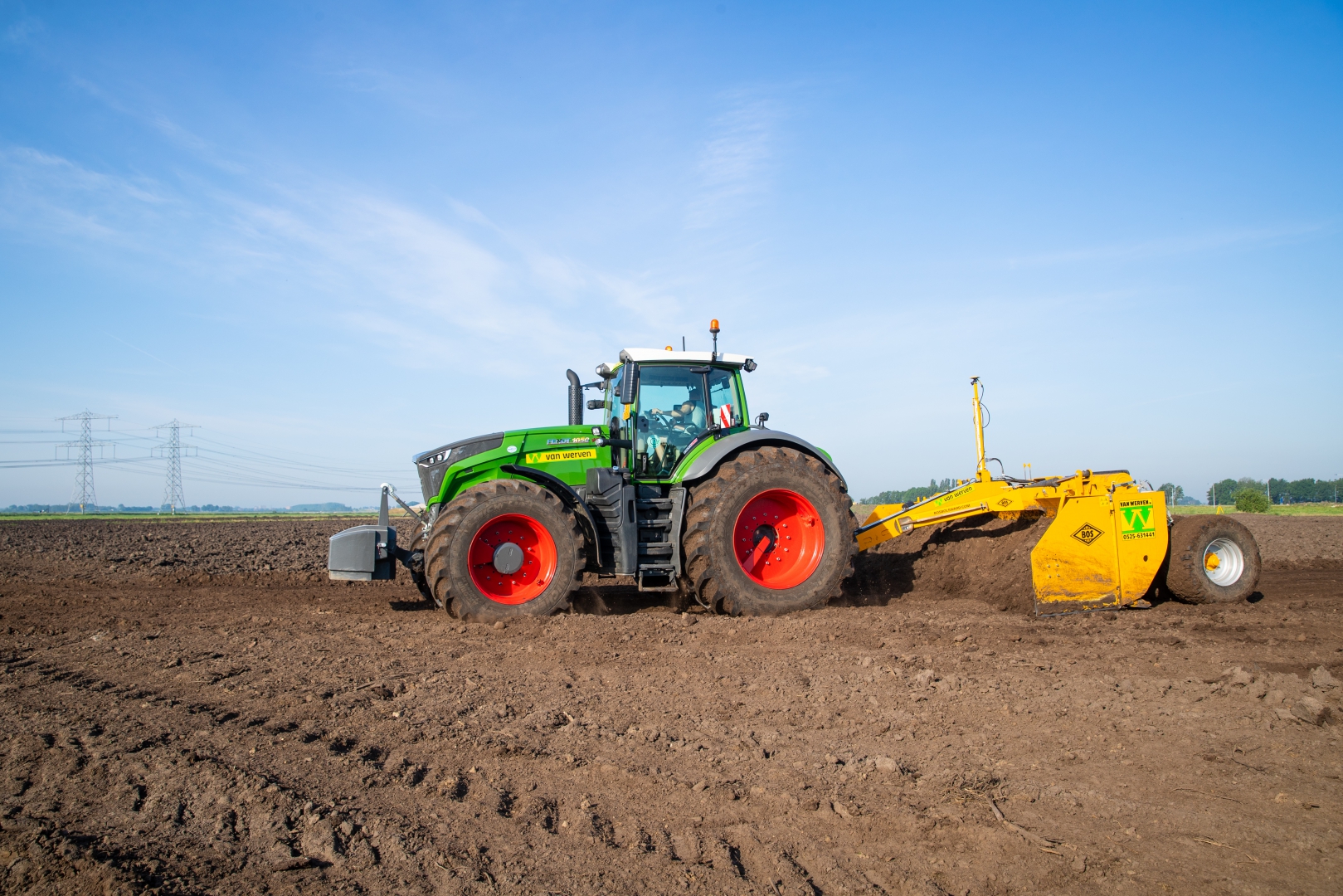 Fendt-tractor met kilverbak van Van Werven aan het werk op de akker