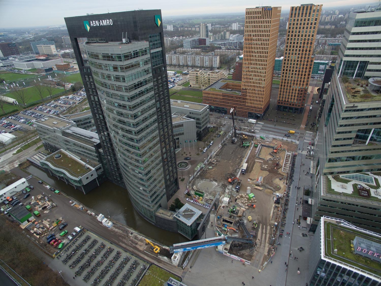 Luchtfoto van het opengebroken Gustav Mahlerplein op de Zuidas, tussen de ABN AMRO-toren en de hoge kantoortorens