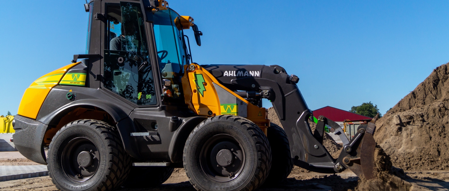 De elektrische Ahlmann shovel van Van Werven aan het werk