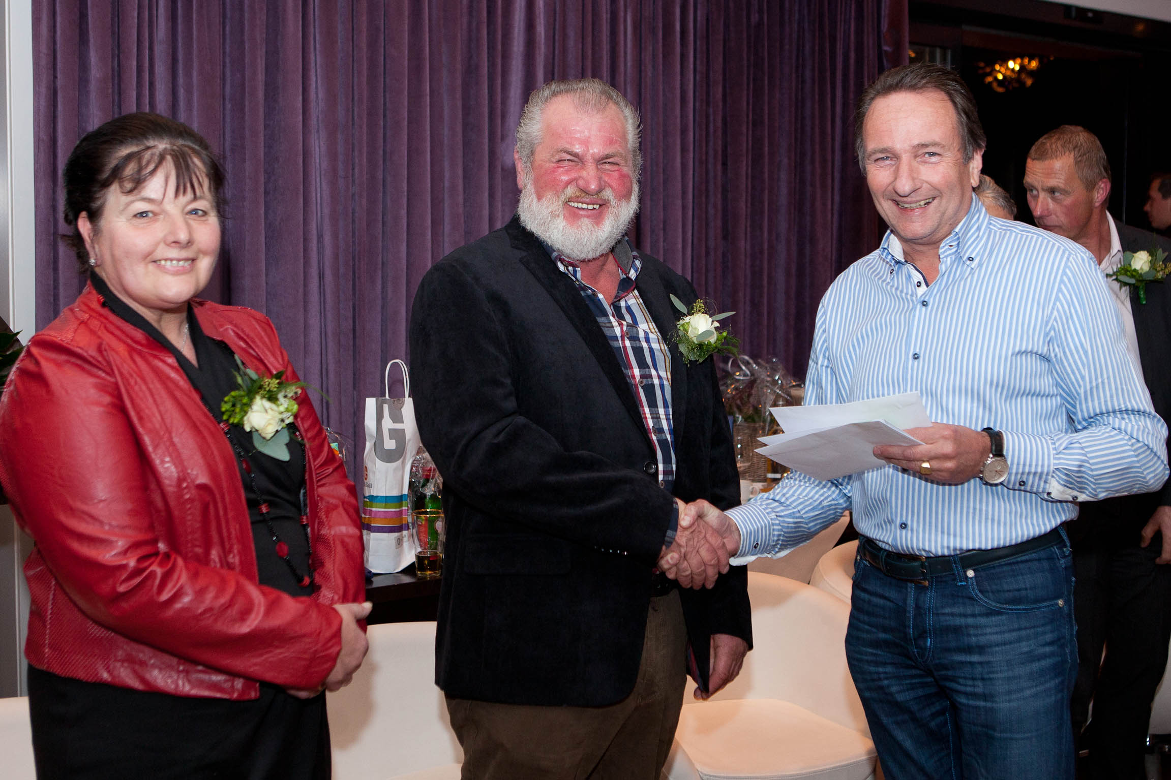 Felicitaties en een handdruk tijdens een feestelijke bijeenkomst