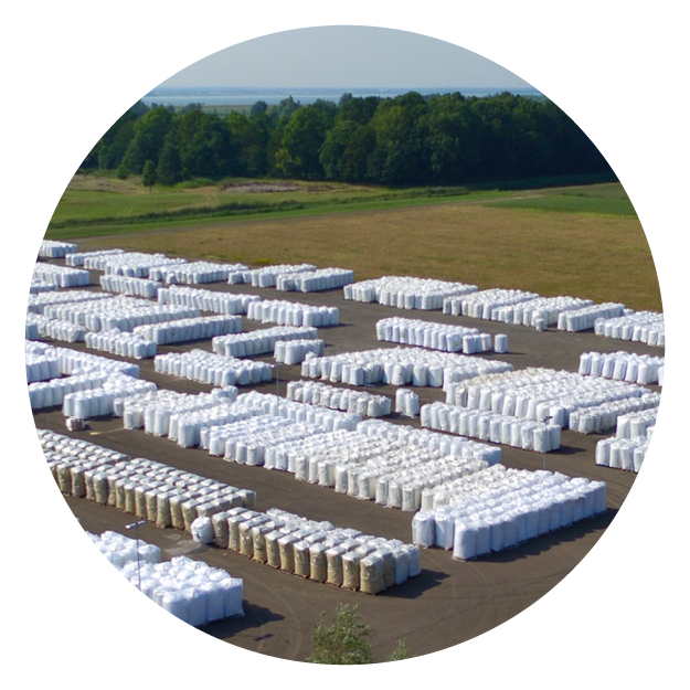 Luchtfoto van lange rijen witte big bags op het opslagterrein