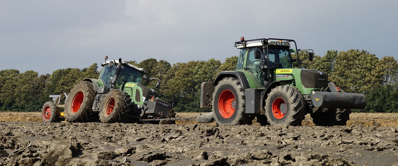 Een Fendt 920 van Van Werven trekt de aandrukrol over de omgeploegde kavel, een tweede trekker ernaast