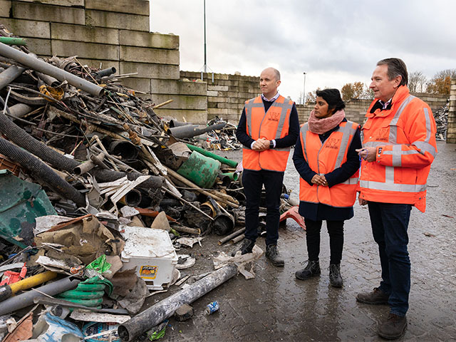 Minister Matt Kean en delegatie bekijken de berg ingezameld kunststof op het buitenterrein