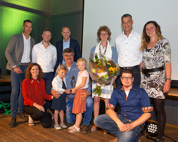 Jan van Werven met zijn kleindochters, het beeldje en de familie op het podium
