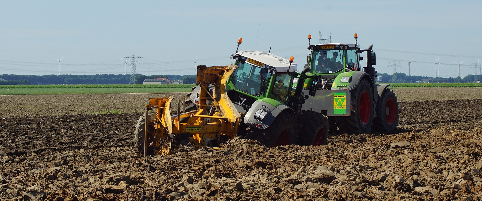 Twee Fendt-tractoren van Van Werven diepploegen een akker