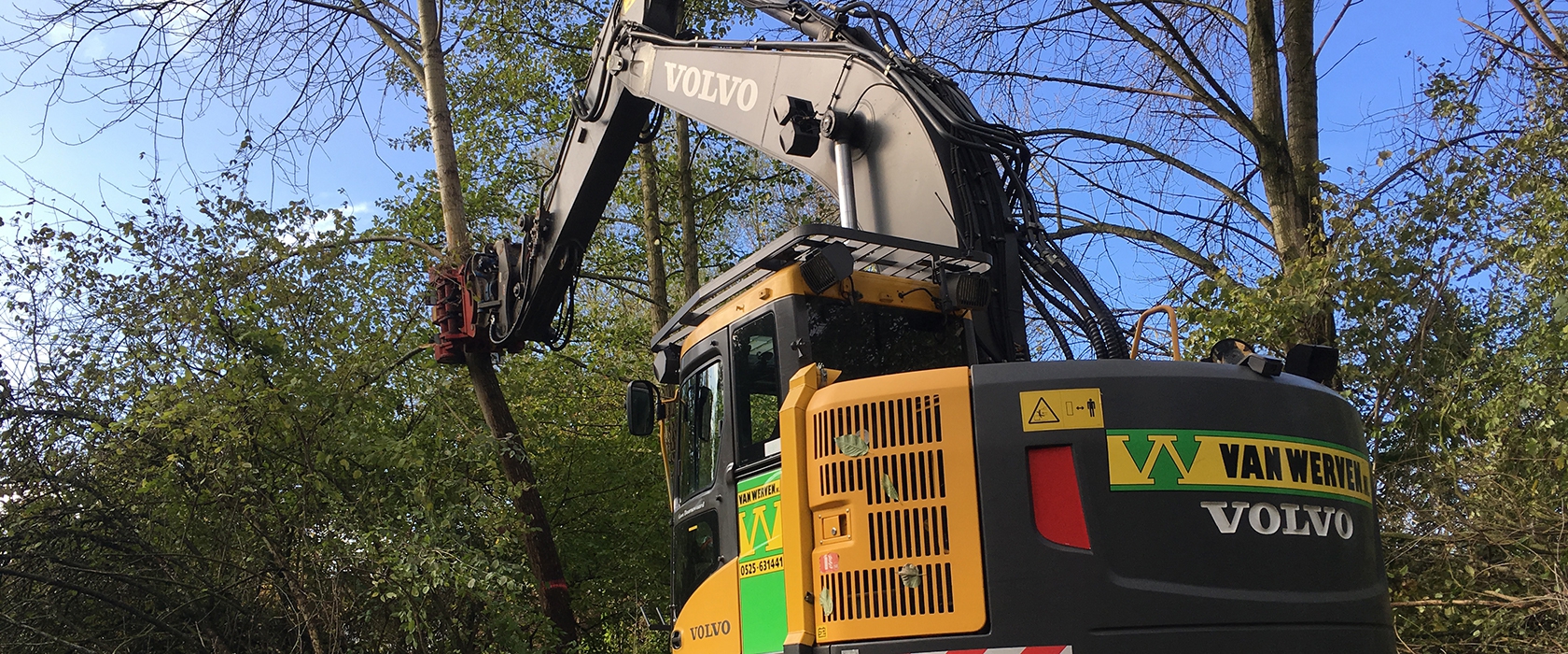 Rupskraan van Van Werven grijpt een boomstam bij het vellen van bomen