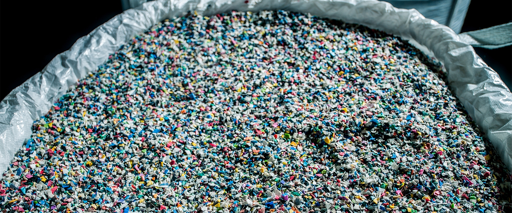 Gemalen kunststofrecyclaat in een big bag