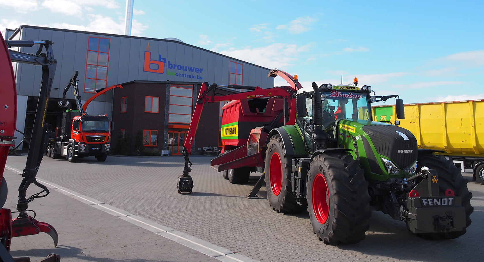 Van Werven-tractor met houtversnipperaar en vrachtwagens bij Brouwer Biocentrale