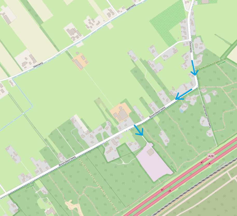 Kaart met blauwe pijlen: de aanrijroute via de Ottenweg en de Bovendwarsweg vanuit het oosten naar de ingang van de recyclinglocatie