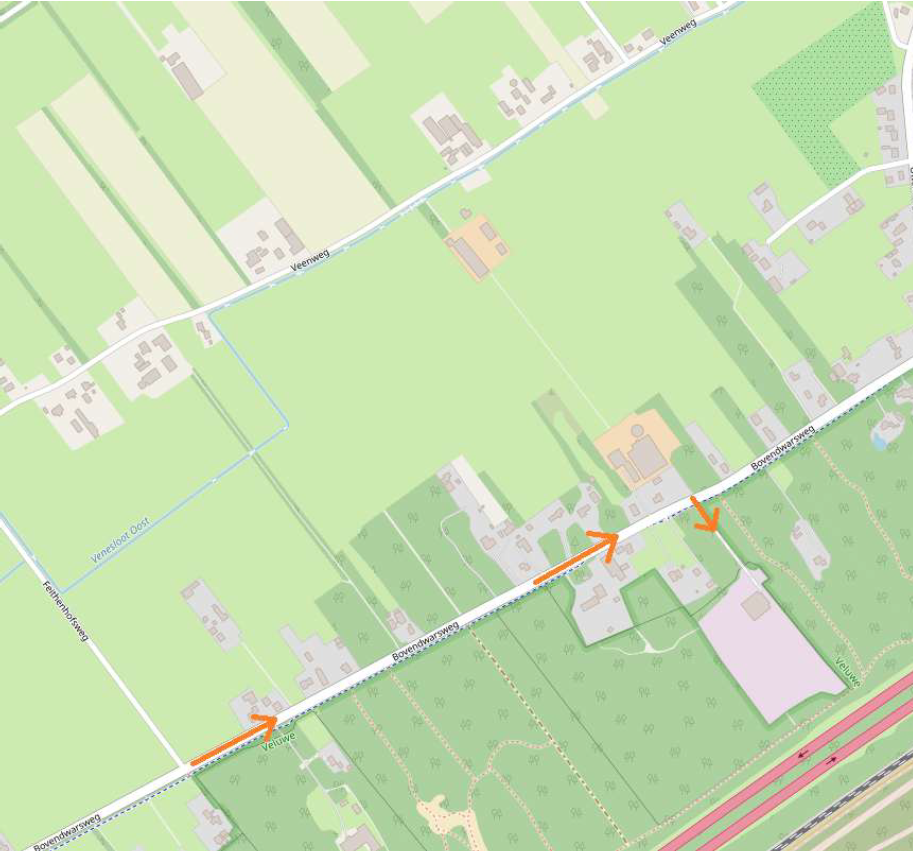 Kaart met oranje pijlen: de aanrijroute over de Bovendwarsweg vanuit het westen naar de ingang van de recyclinglocatie