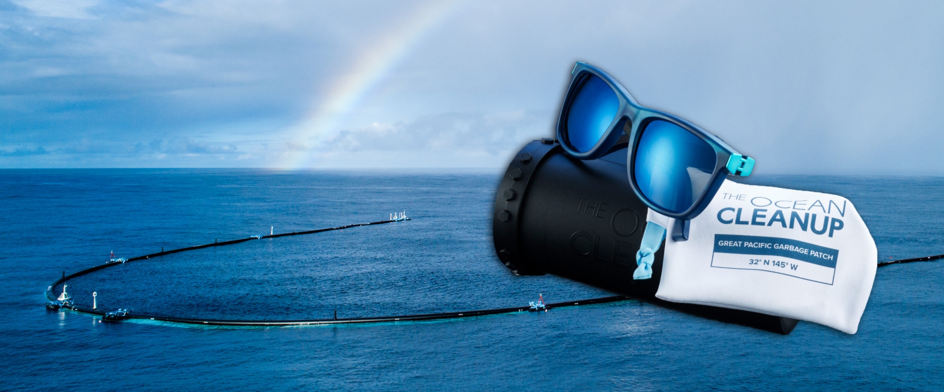 De drijvende opruiminstallatie van The Ocean Cleanup op zee, met daaroverheen een productfoto van de zonnebril met etui en hoesje
