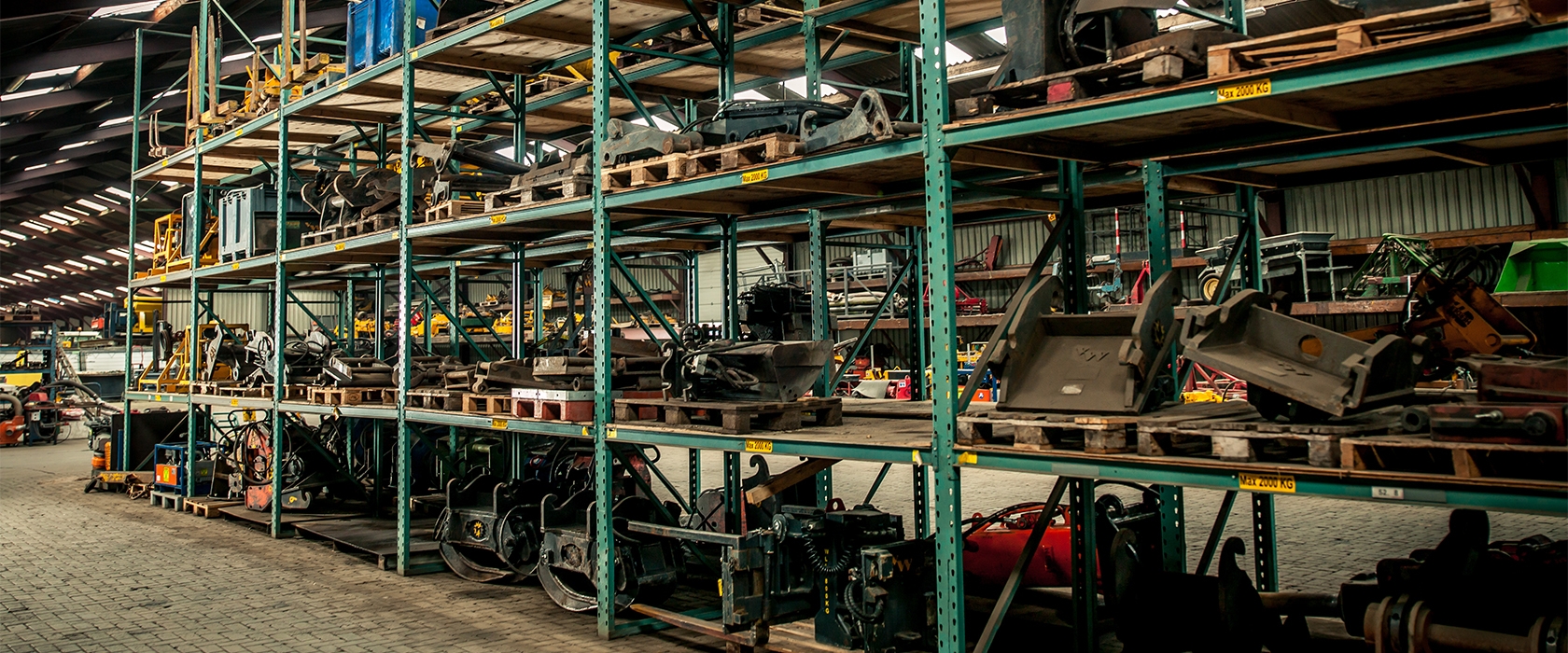 Stellingen vol hulpstukken en onderdelen in het magazijn van de technische dienst