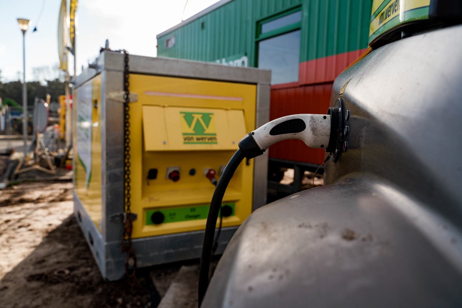 Mobiele accubox van Van Werven laadt een elektrische machine op de bouwplaats