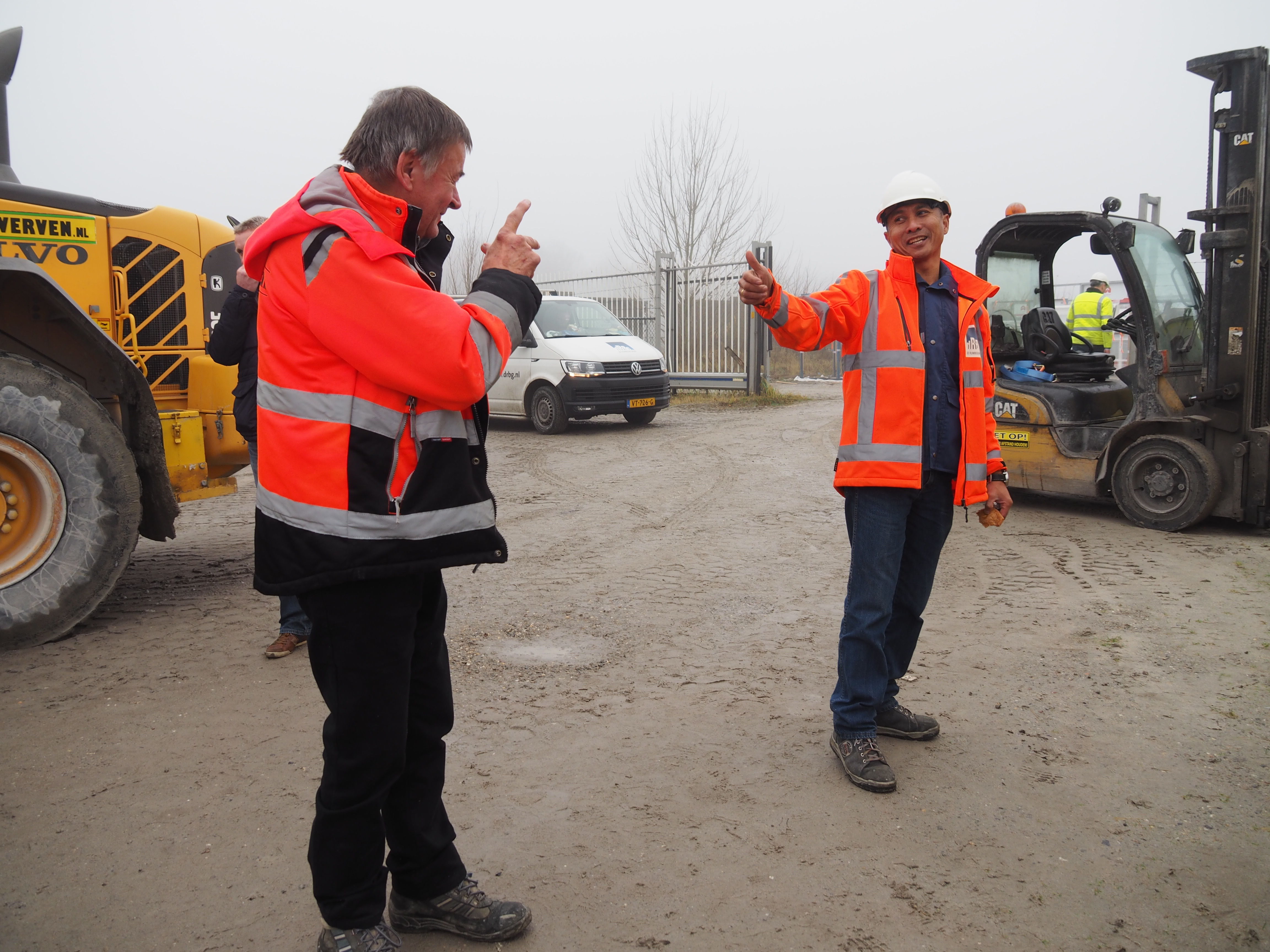 De gepensioneerde machinist neemt lachend afscheid op het terrein