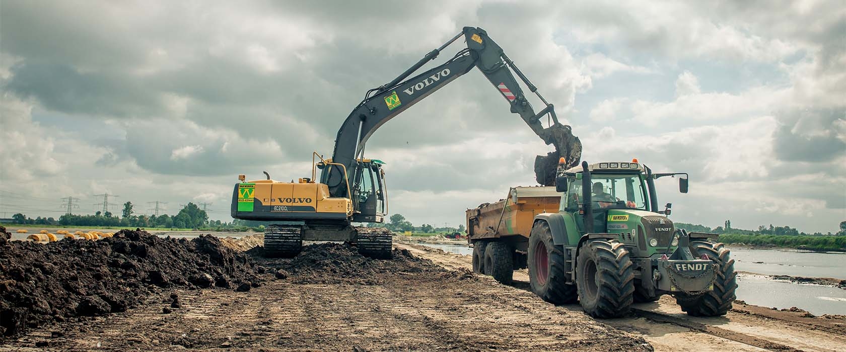 Rupskraan van Van Werven laadt afgegraven grond in een dumper bij een grondverzetproject